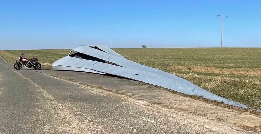 A medio camino entre Frankfurt y Stuttgart, en medio de la nada, hay una escultura única de Stefan Rohrer de un Opel Manta derrapando de lado.