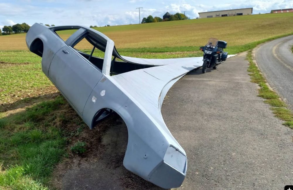 A medio camino entre Frankfurt y Stuttgart, en medio de la nada, hay una escultura única de Stefan Rohrer de un Opel Manta derrapando de lado.