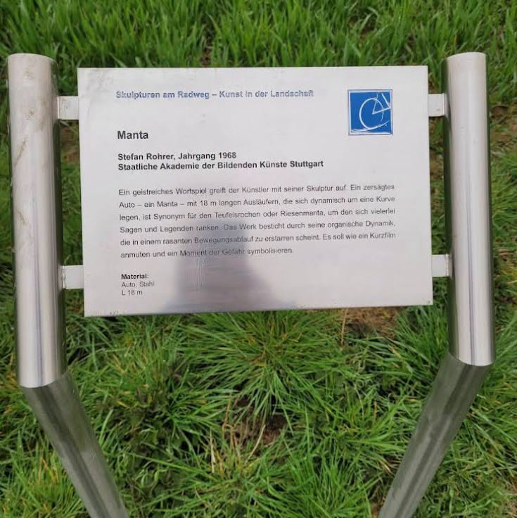 A medio camino entre Frankfurt y Stuttgart, en medio de la nada, hay una escultura única de Stefan Rohrer de un Opel Manta derrapando de lado.