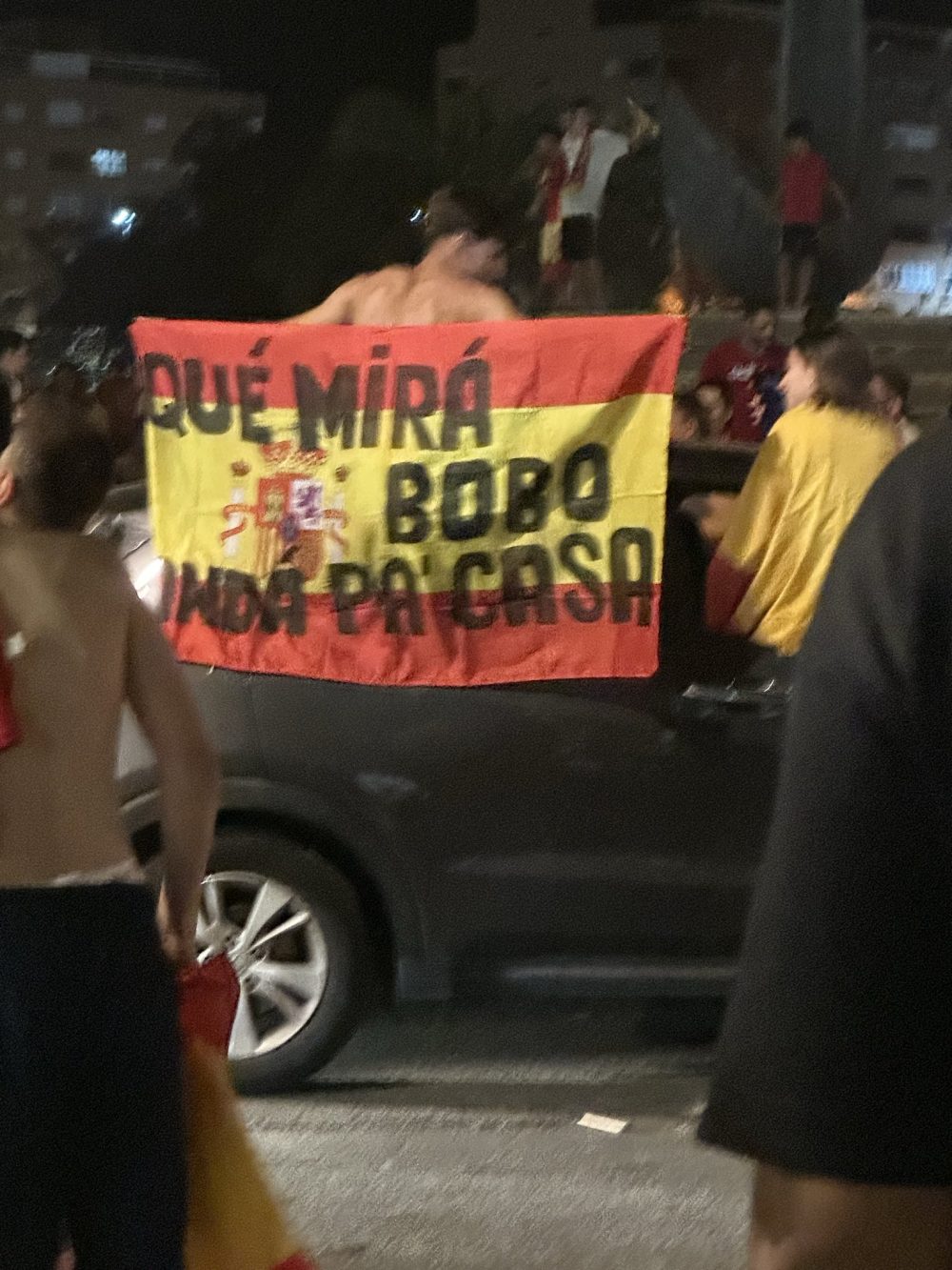 Celebrando con una roomba sin destrozar media ciudad, sin quemar veinte calles y sin obligar a los negocios locales a montar barricadas como si fuera una película de guerra.
