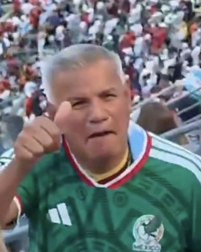 Un grupo de aficionados argentinos comenzó a insultar y hostigar a un señor por llevar el la camiseta de México.