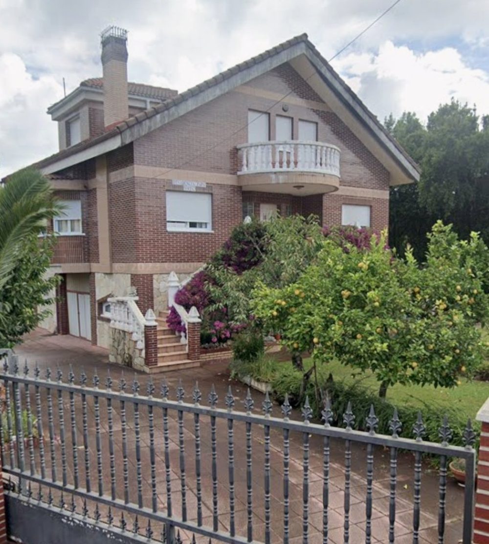 Compran un chalet por 600.000 € en Castro Urdiales para alojar a MENAs y estos ya presumen en redes sociales del dinero público que les conceden.