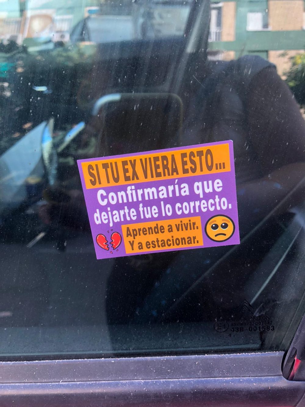 La pegatina que le han puesto a una mujer en Sevilla por aparcar regular.