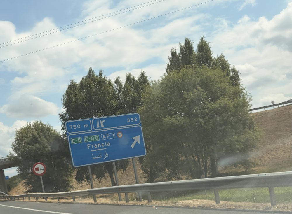 Un finolier se ha encontrado 2 carteles escritos en catalán cuando pasaba por País Vasco.