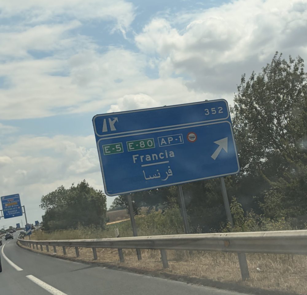 Un finolier se ha encontrado 2 carteles escritos en catalán cuando pasaba por País Vasco.