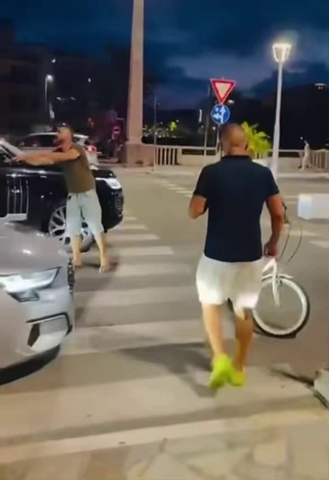 Un sujeto con actitud agresiva y amenazante bloquea el tráfico.