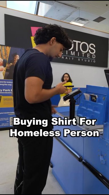 Una cajera de Walmart se queda la camiseta que acababa de pagar un cliente.