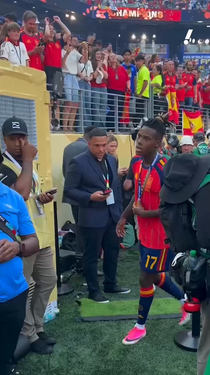 Tras recibir el premio, Nico Williams se dirige a la tribuna para entregarle la medalla a su madre.
