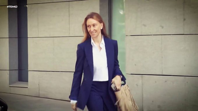 Leticia de la Hoz, la abogada de Koldo, rompió a llorar cuando le entregaron la sentencia y visiblemente alterada le dijo al abogado del PP “qué vais a hacer” en relación al proceso judicial en el que está imputada.