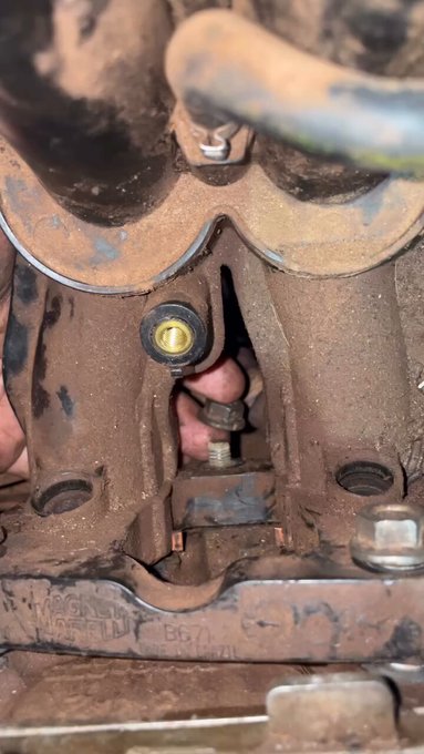 Hace poco tuve que sacar la batería de un coche y viví este momento satisfactorio.