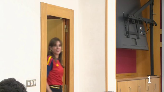 La alcaldesa de Vitoria no cede a las presiones de la gentuza separatista y tendrán pantallas gigantes para la final