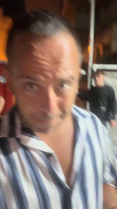 Maestro de los negocios: Pagas 20 euros, y si metes los dos penaltis, te llevas 40.