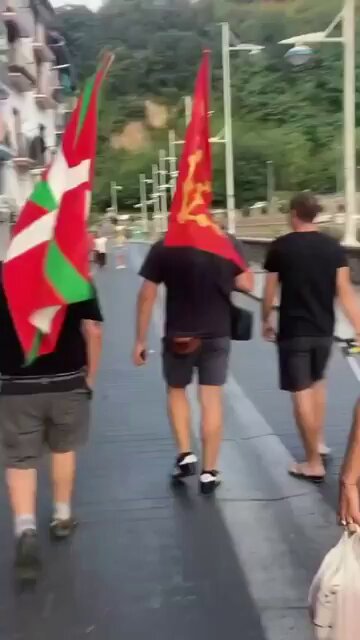 Un pequeño grupo de abertzales, separatistas vascos, acudió a varios bares en Bilbao a increpar a las personas que animaban a España haciendo alarde de sus propios complejos.