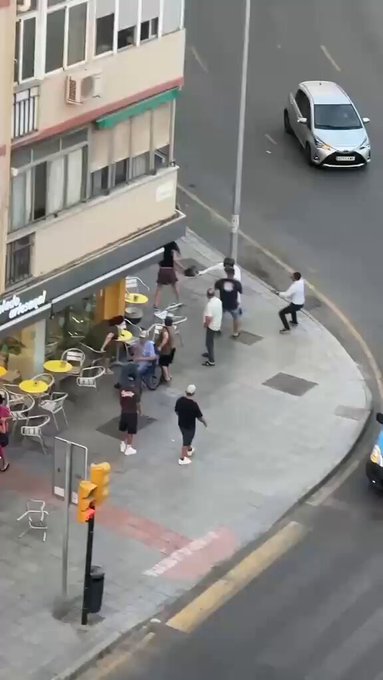 Un ladrón huir en Málaga y los vecinos... se lo ponen difícil.