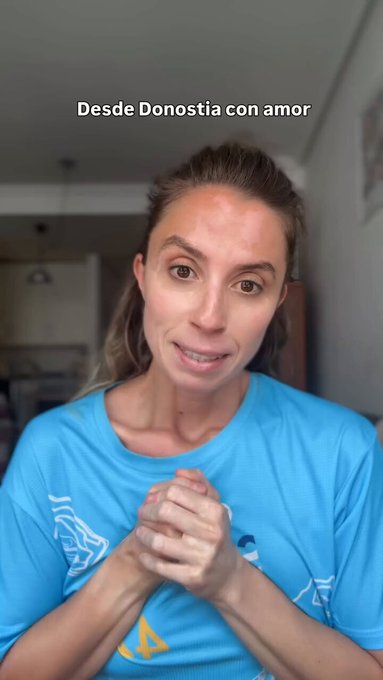 Esta mujer de San Sebastián explica cómo su amiga no quiere llevar la camiseta de la selección española por miedo a que la increpen.