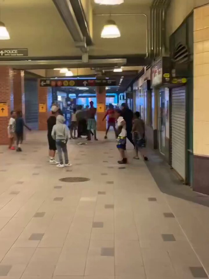Cuando un menor saca un cuchillo, deja de ser un niño. Un policía en Estados Unidos lo entendió al instante.
