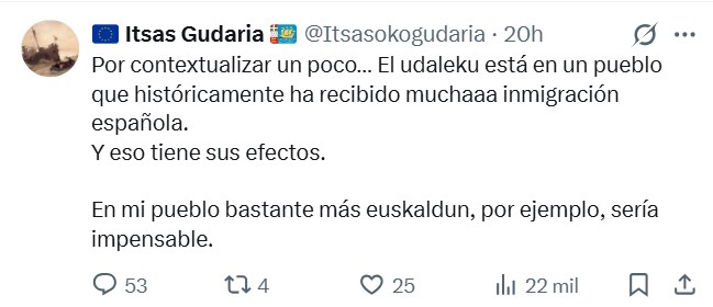 Abertzandal que exigía la retirada de una bandera de España en la plaza de toros de Pamplona es convenientemente mandado a tomar por cuIo por el resto de asistentes.