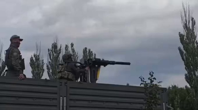 Un artillero ruso antiaéreo perdiendo el control de una ametralladora pesada YakB-12.7, normalmente montada en un helicóptero de ataque Mi-24 pero readaptada para derribar drones.