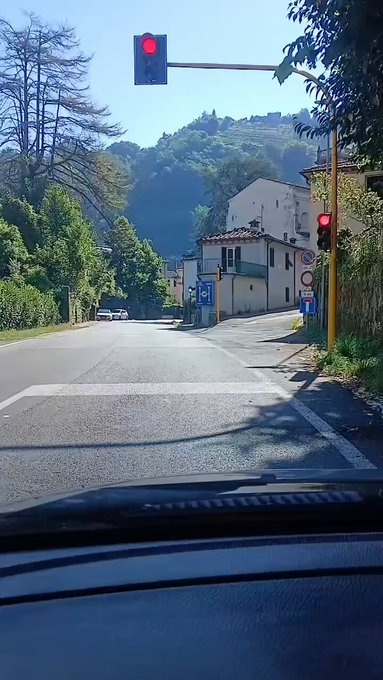 Hay una ley no escrita que dice que los ciclistas son inmunes a los semáforos.