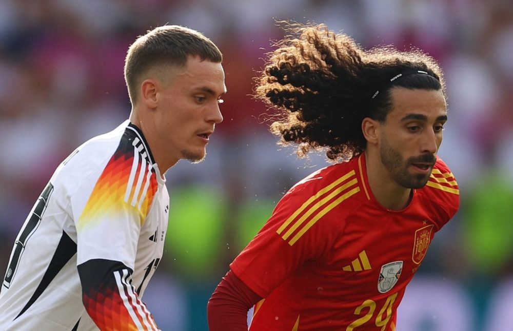 Fun fact: Cucurella no se recoge el pelo porque su madre le pidió que se lo dejara visible para poder distinguirle de los demás jugadores en el campo.