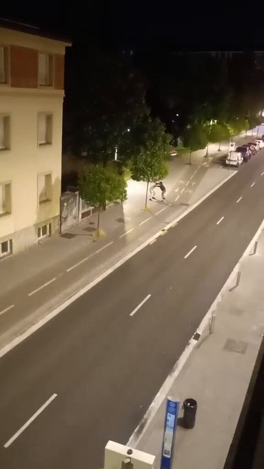 Le agrede, cuando esta en el suelo le pega patada en la cabeza y lo deja inconsciente para acabar robándole y abandonarlo en el suelo. Un día más en Vitoria.