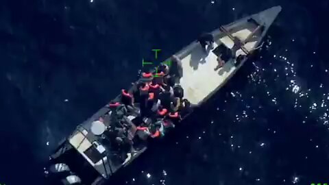 Frontex destapa el negocio de las ONG: graba la entrega de inmigrantes ilegales entre traficantes y Sea Watch en alta mar.