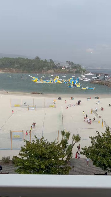 La gente tiene que salir corriendo de la playa en Sanxenxo debido a una intensa granizada.