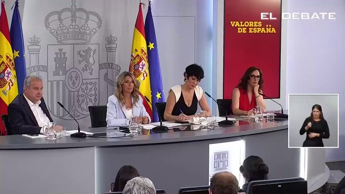 Esto es acojonante. Una periodista hace tres preguntas concisas sobre el rescate de Plus Ultra y las dos ministras responden ASÍ: