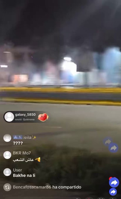 Marroquíes queman coches cerca de la valla de Melilla.