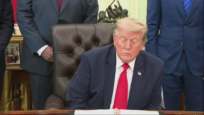 Trump hace unas horas: "¡Están invadiendo Europa! Están invadiendo Europa… ¡es una invasión total! ¡Y el Reino Unido es el sospechoso número uno!"