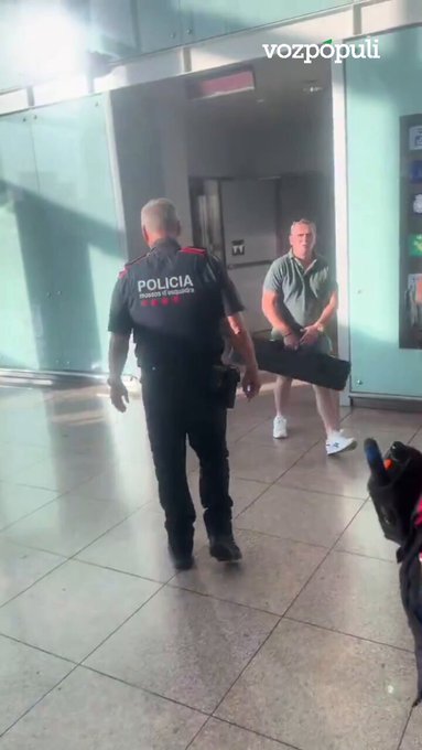 Un sujeto de origen magrebí ha acabado detenido tras gritar e insultar a los Mossos d'Esquadra en el Aeropuerto de El Prat en Barcelona: "¡Rasista de mierd*. España rasista. España de mierd*!"