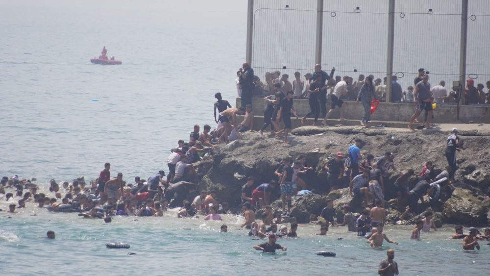 Cientos de marroquíes escapan a la carrera de la frontera de El Tarajal y penetran en Ceuta.