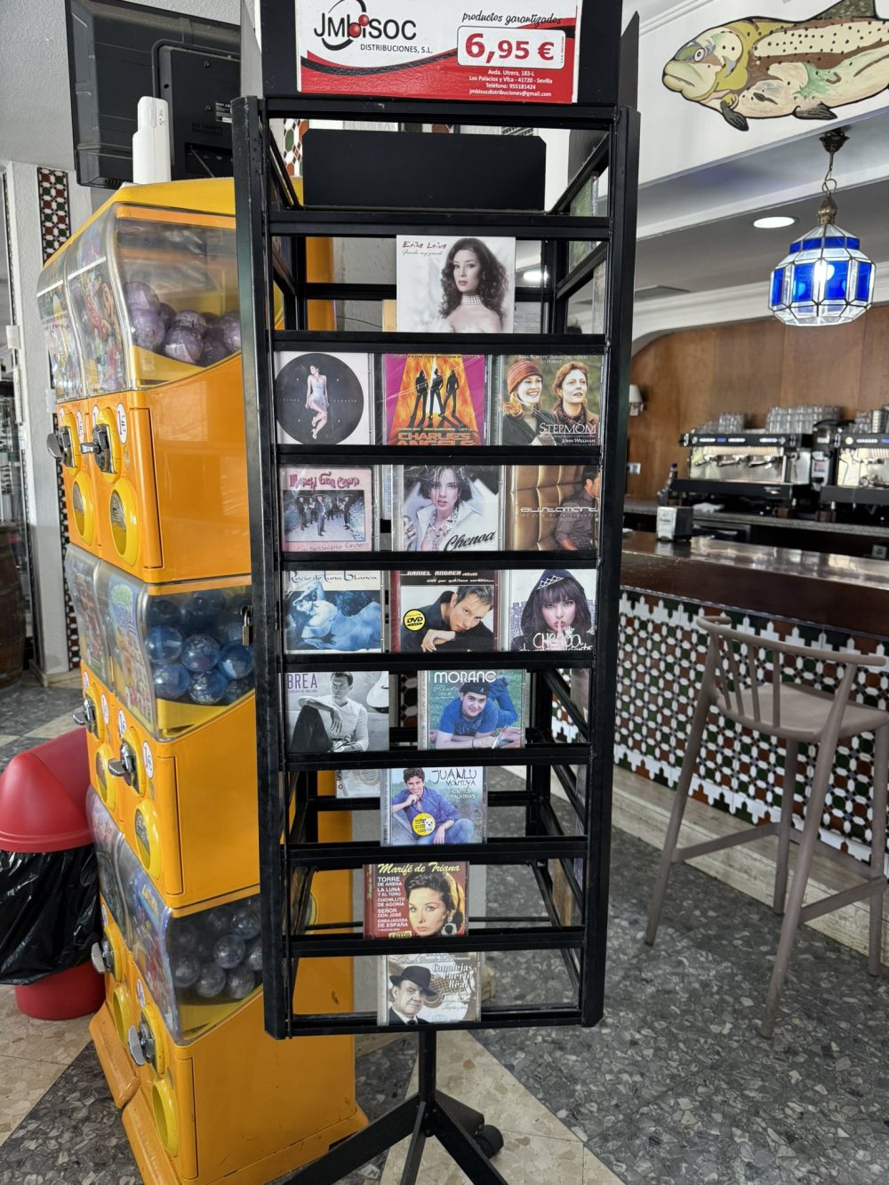 Bar de carretera. Expositor de CDs a 6,95 euros.