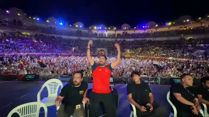 Antonio Orozco aplazó su concierto en la Plaza de Toros de Almería y vieron el partido en una pantalla gigante.