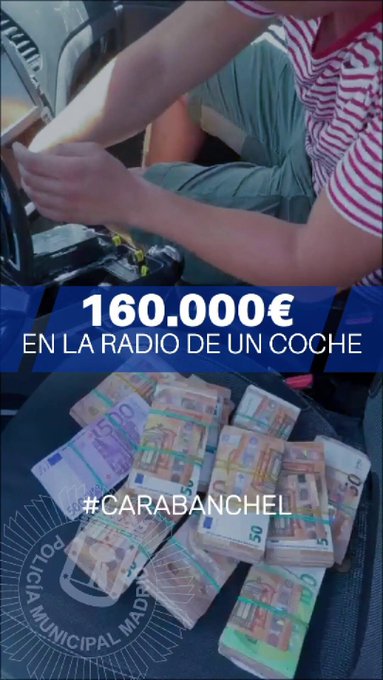 La policía municipal de Madrid encuentra 160.000 € en fajos de billetes escondidos dentro del salpicadero de un coche.