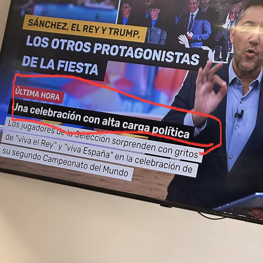 Gritar VIVA ESPAÑA y VIVA EL REY; en España, un país monárquico es “alta carga política” según la televisión pública.