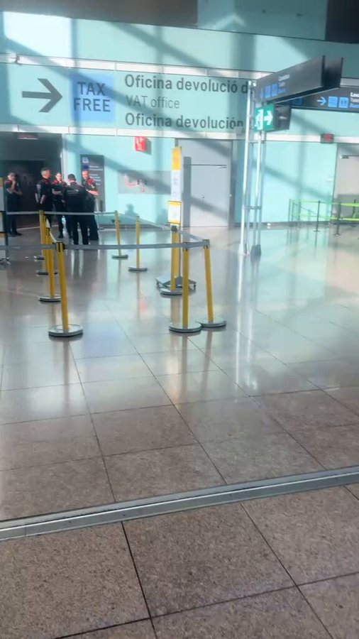 Se pone a gritar y a insultar en el aeropuerto que España es rac¡sta delante de los Mossos, para acabar pegando patadas a las cintas de seguridad.