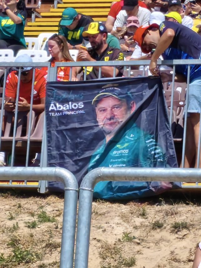 Hay un universo paralelo mejor al nuestro, en el que Fernando Alonso va líder del mundial y su jefe de equipo es José Luis Ábalos.