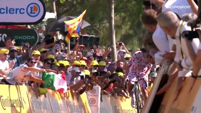 Pogacar le deja la victoria a Isaac como premio por su ayuda en la general. La expresión del Torito es de una sorpresa absoluta.