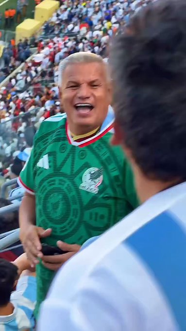 Un grupo de aficionados argentinos comenzó a insultar y hostigar a un señor por llevar el la camiseta de México.