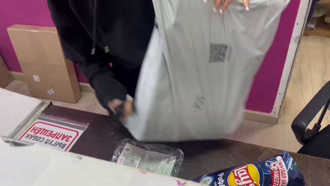 Un moscovita paga 1000 euros por la compra online de una tarjeta gráfica y decide hacer grabar el unboxing.