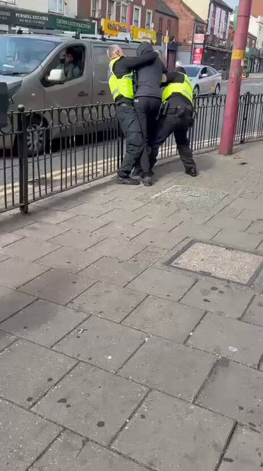 Dos policías británicos intentan reducir a un sujeto. Atentos al final.