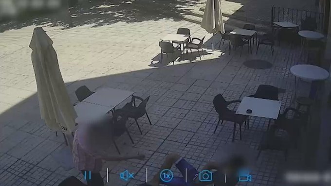 Se acerca a un bar y agrеdе brutaImente a su padre a pesar de tener orden de alejamiento