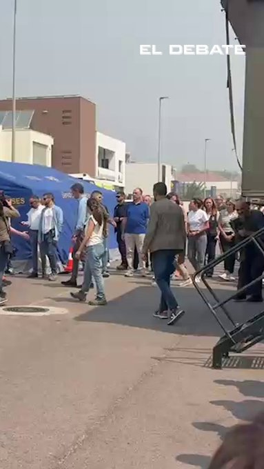 Afectados por el incendio de la Vall d'Uixó increpan a Sánchez: «¡Hijo de p***!»