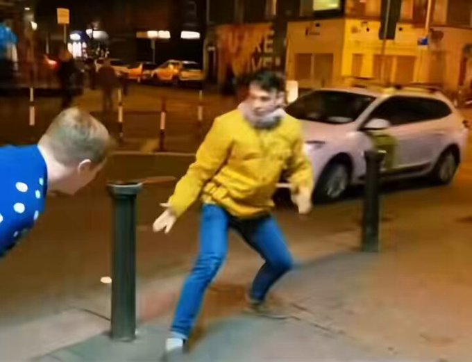 Hoy es buen día para recordar cuando dos chavales estaban imitando a McGregor en la calle y de repente apareció él en un coche