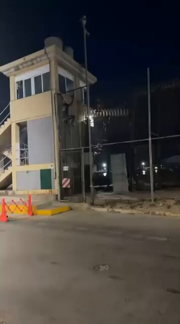 Ojo a las voces femeninas que se escuchan de fondo...