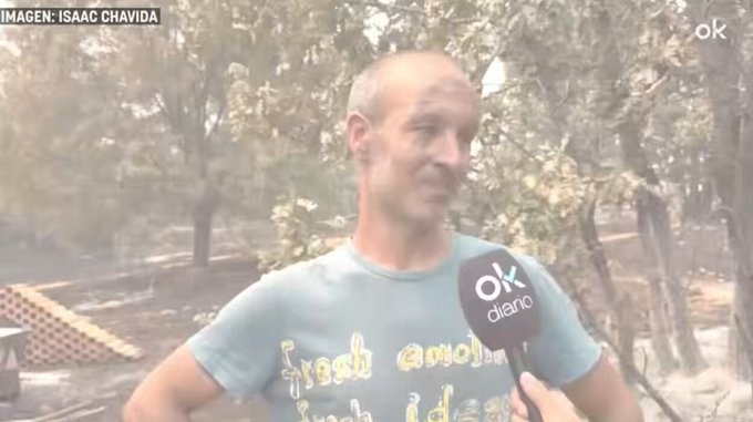 Así es cómo ha sobrevivido una casita de madera en medio del incendio de Burgohondo: cavando con un azadón 1 metro la tierra que está pegada a la casa y desbrozando 20 metros alrededor.