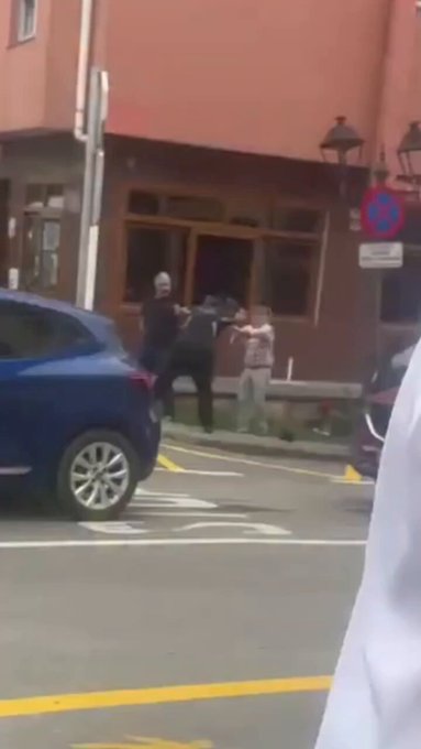 Un padre y un hijo en Colunga (Asturias) acaban detenidos por agredir a un policía local que les había pedido que dejasen libre la zona de carga y descarga.