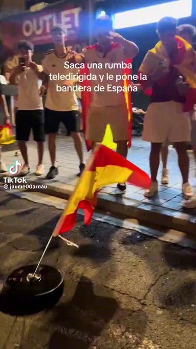 Celebrando con una roomba sin destrozar media ciudad, sin quemar veinte calles y sin obligar a los negocios locales a montar barricadas como si fuera una película de guerra.