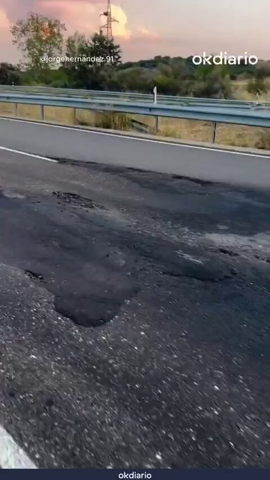 Un conductor se niega a pagar un peaje como protesta por el mal estado de la carretera.